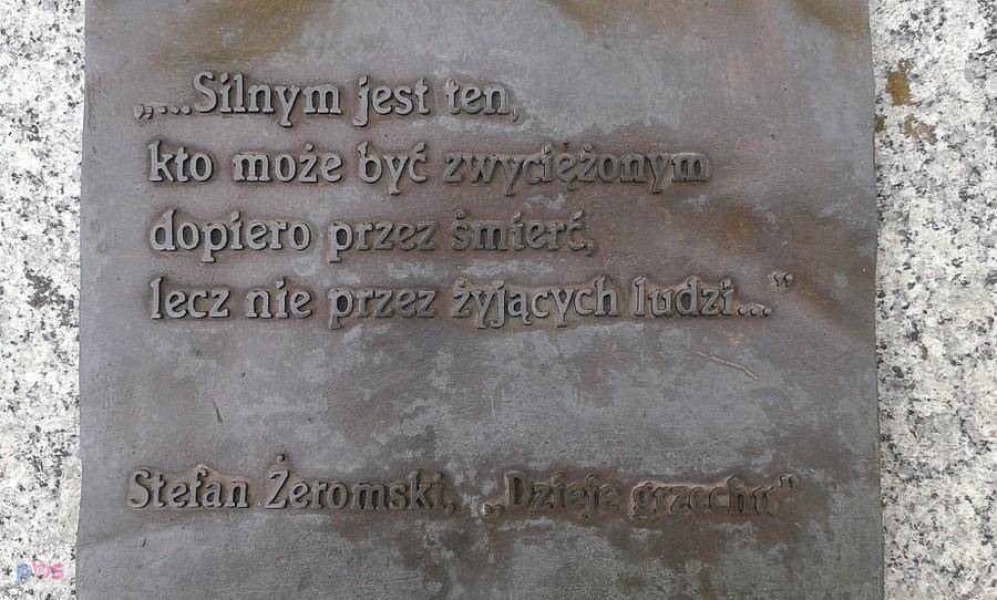 Motto z pomnika