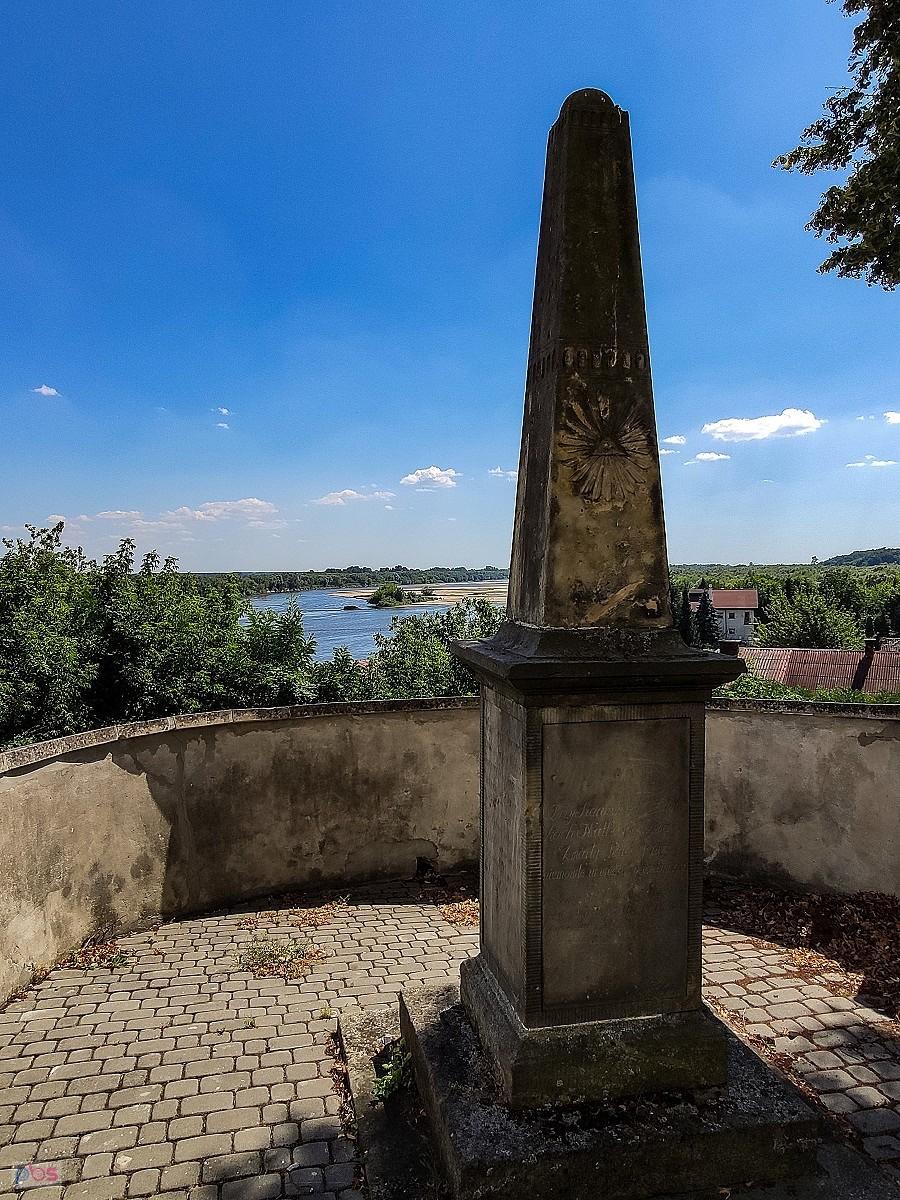 Przy kościele znajduje się niewielki taras widokowy