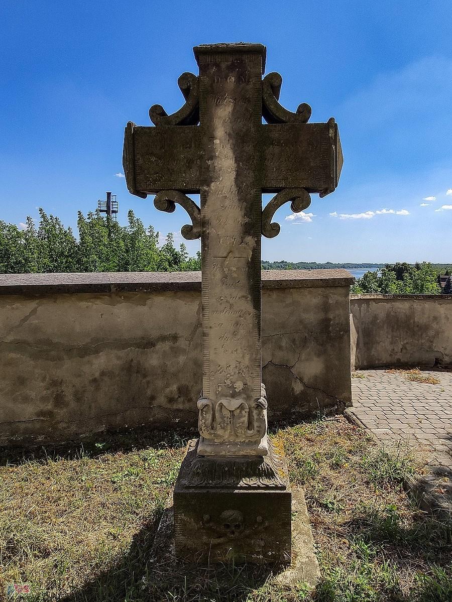Jest tu też kilka XIX wiecznych nagrobków
