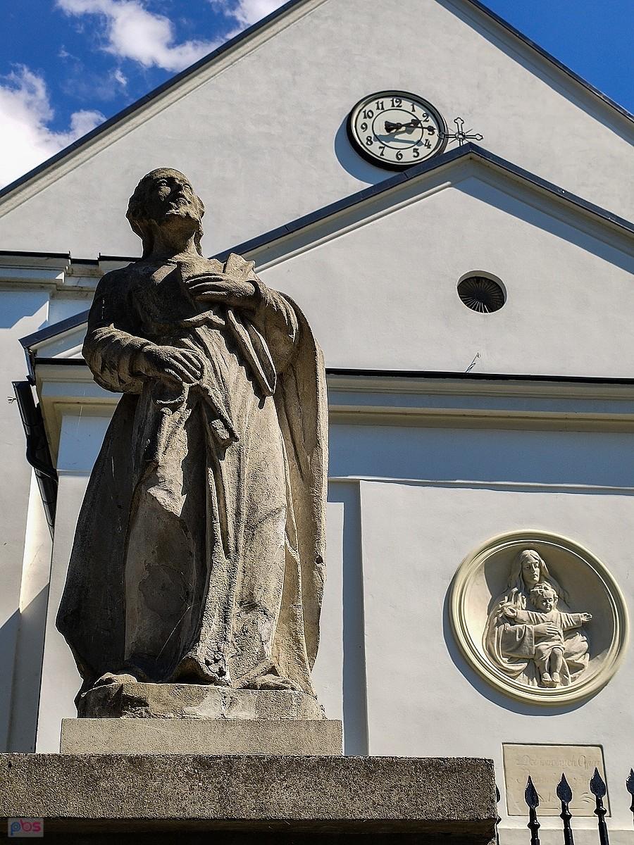 Brama kościelna - rzeźba św. Piotra