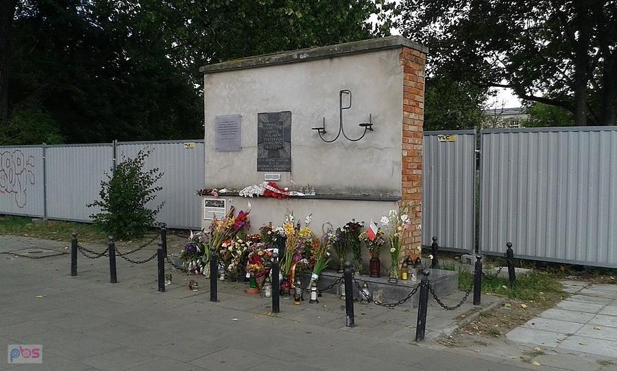 Z cyklu odwiedzamy tablicke Tchorka - tablica nr 5 z Ochoty przy dawnym bazarku przy hali Banacha, po którym zostało wspomnienie zakryte blaszanym płotem