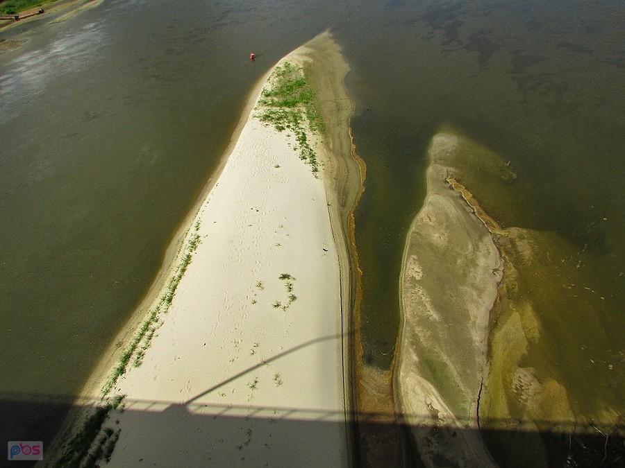 Za filarem mostu powstaje plaża