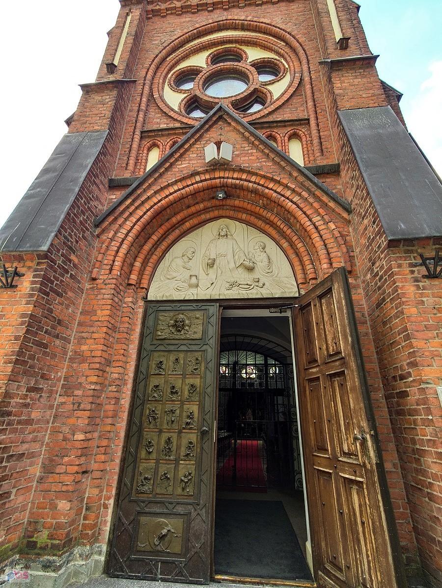 Portal kościoła w Mirkowie