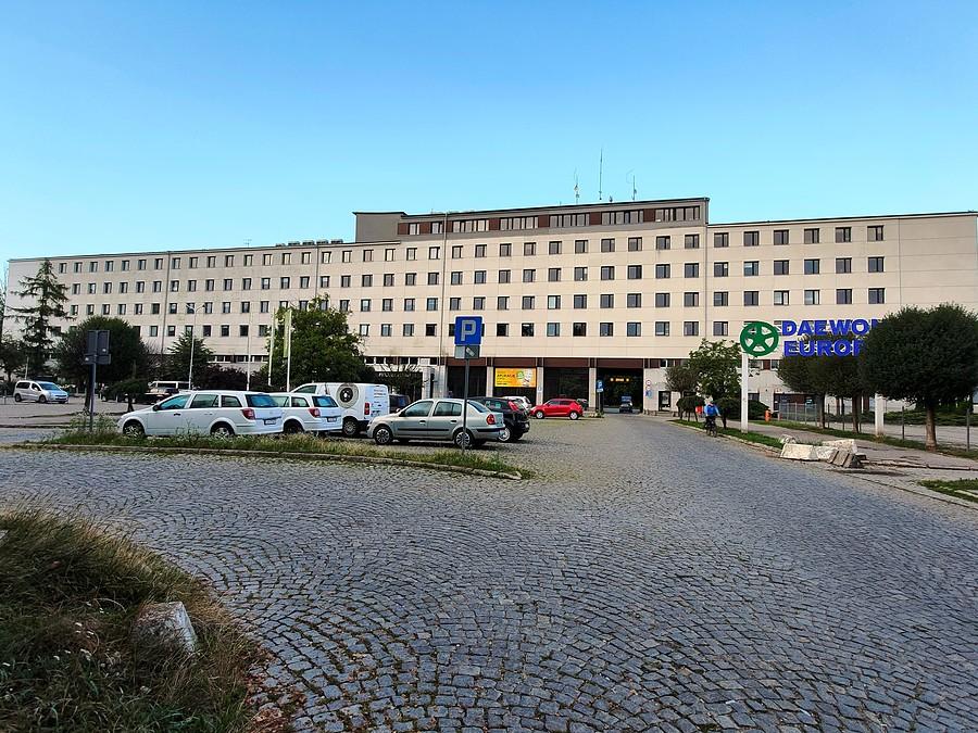 Biurowiec i brama wjazdowa na teren FSC