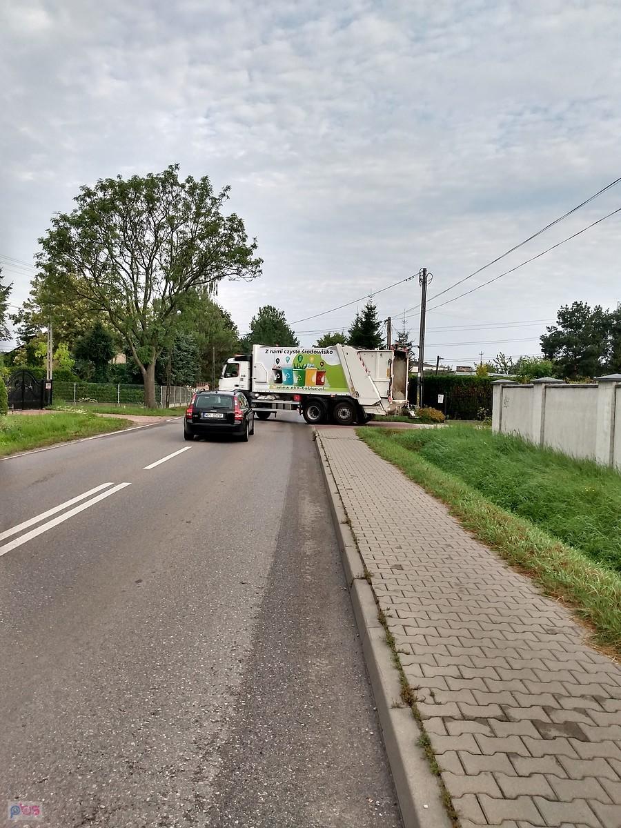 Omal nie doszło do wypadku, kiedy śmieciarka nagle skręciła w lewo bez kierunkowskazu a potem zaczęła cofanie
