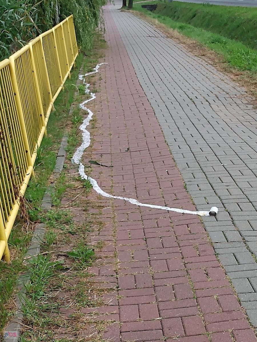Ta biała taśma to rozwinięty papier toaletowy