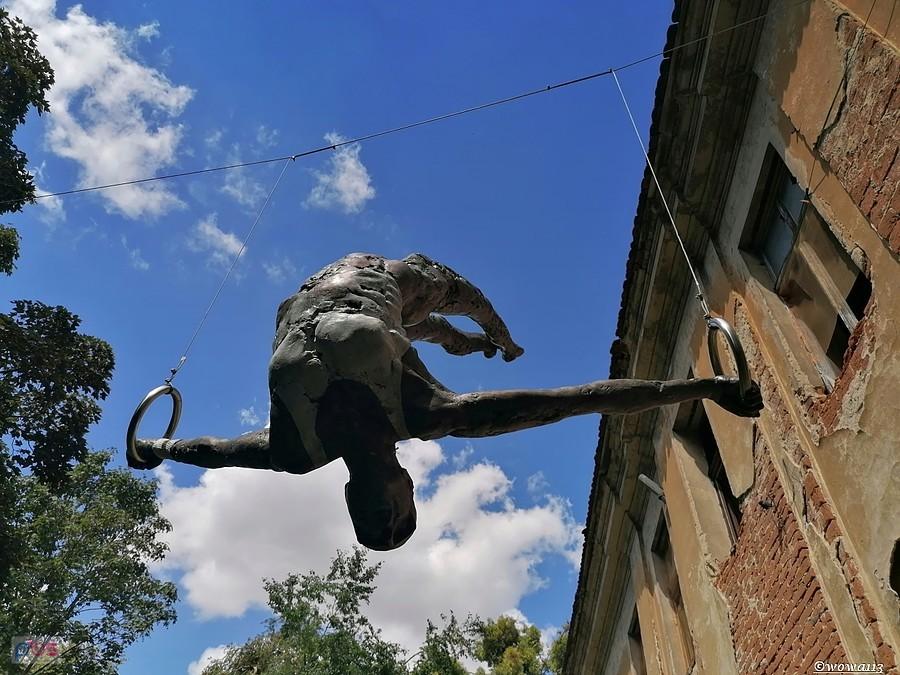 "Akrobata na rozwartym trapezie". Wystawa "Zawieszenie - Dopełnienie. Rzeźby balansujące Jerzego Kędziory"