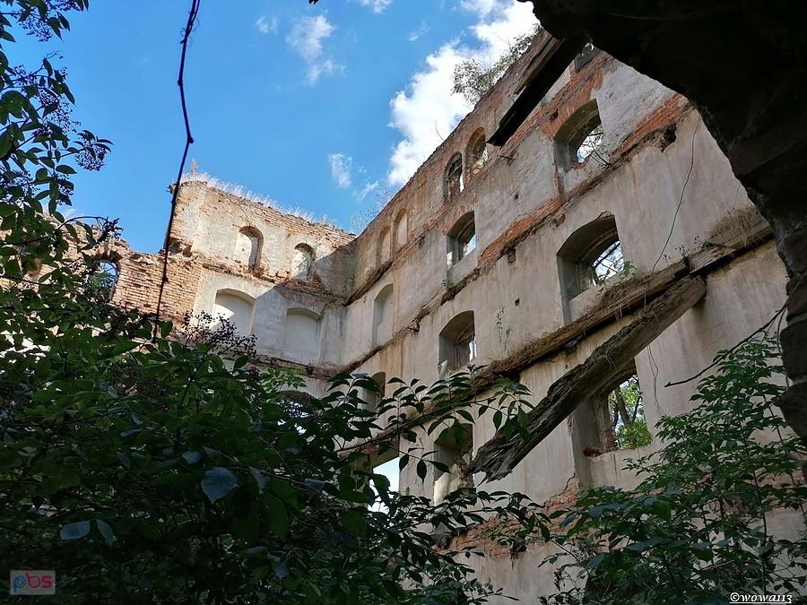 Wnętrze ruin spichlerza