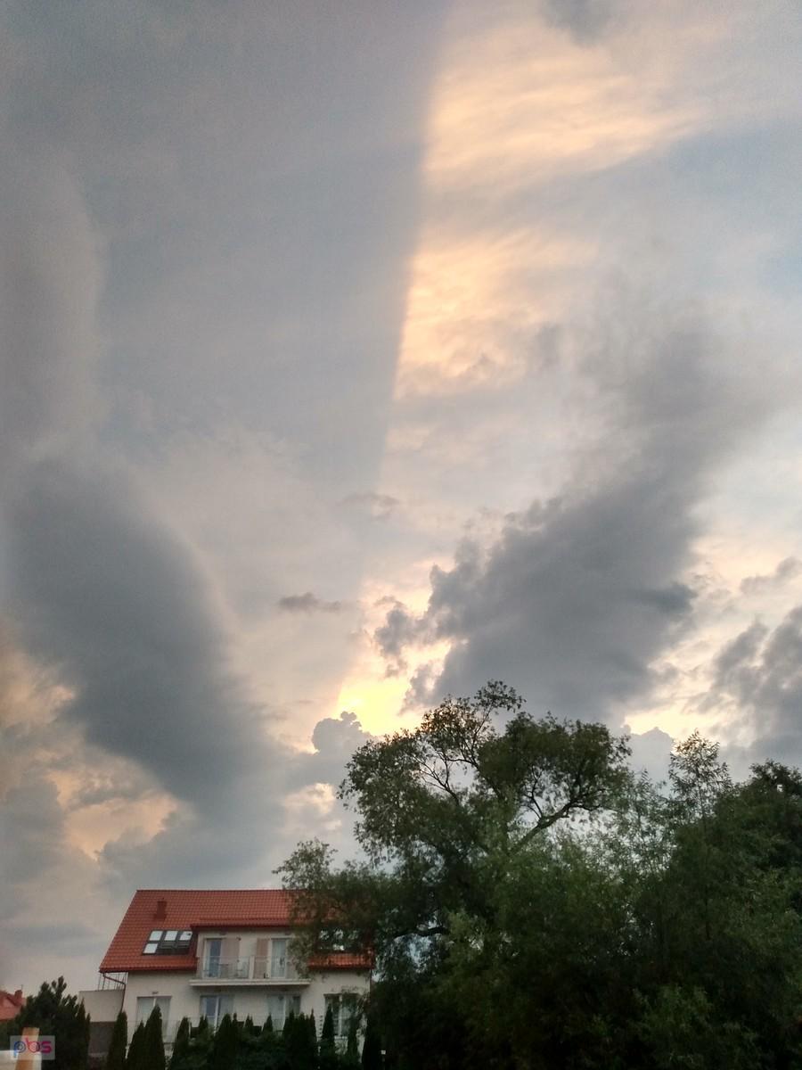 Ktoś uciął chmurę po linii prostej...?