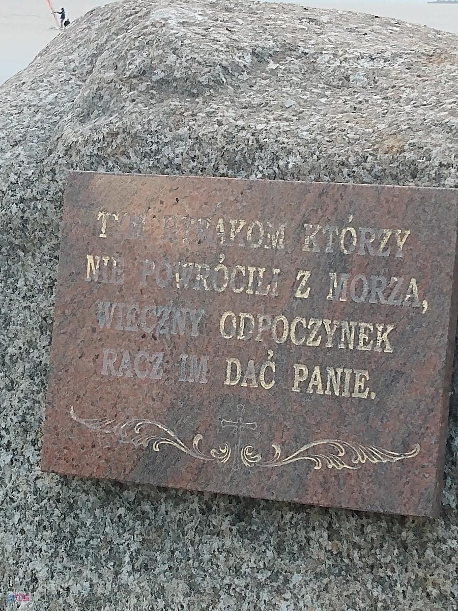 Tablica pamięci rybaków, którzy już nigdy nie wrócili z połowu. Portu w Kuźnicy