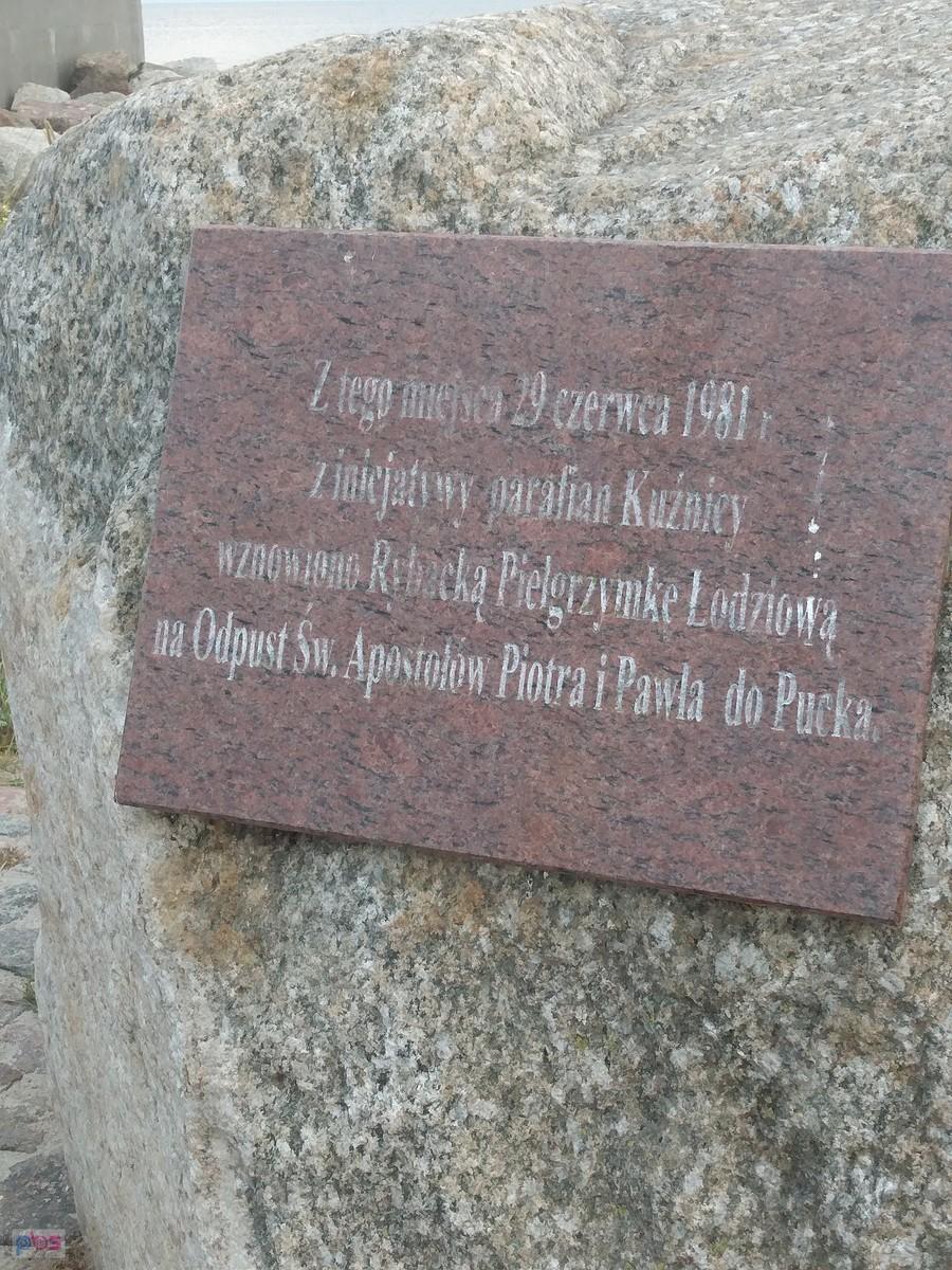 Tablica upamiętniająca odnowienie pielgrzymki rybaków do Pucka