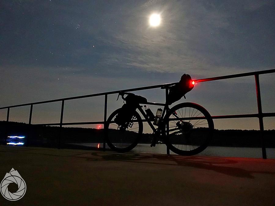 korona zapory nad Kobylą Górą późną nocą