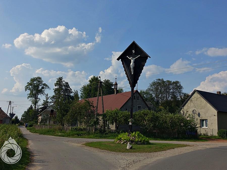krzyż prawie morowy w małej wioseczce za Namysłowem