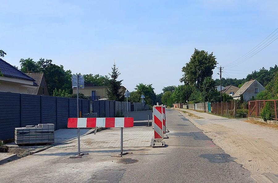 Szczytniki - zamiast wyremontować ulicę, budują... próg