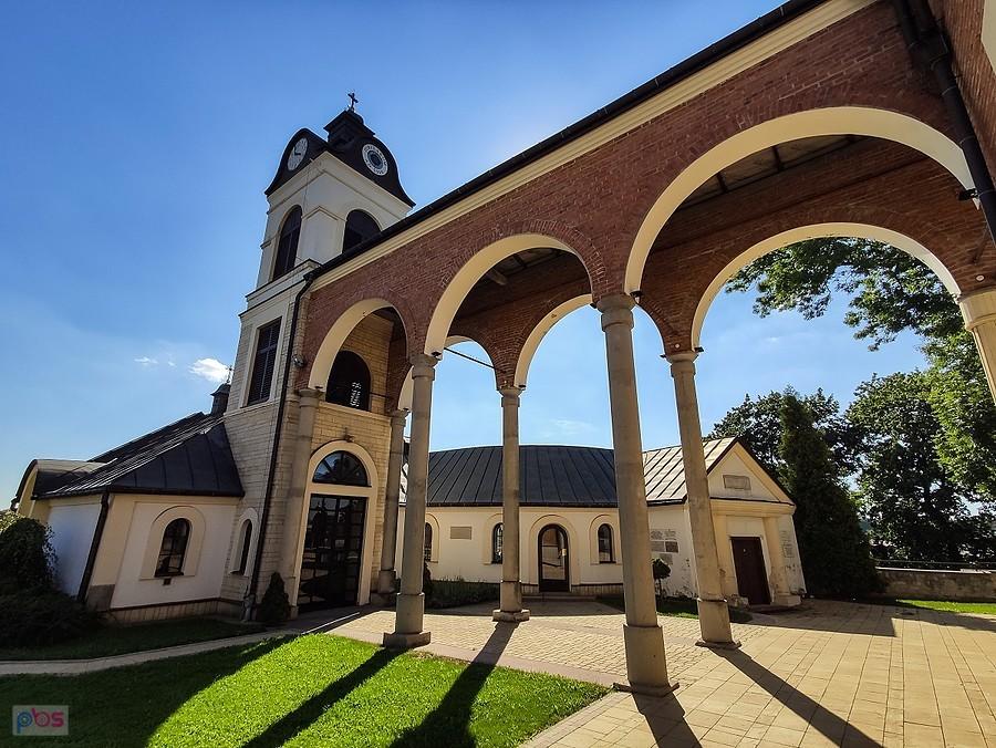 Ożarów - arkada łączy kościół z dzwonnicą