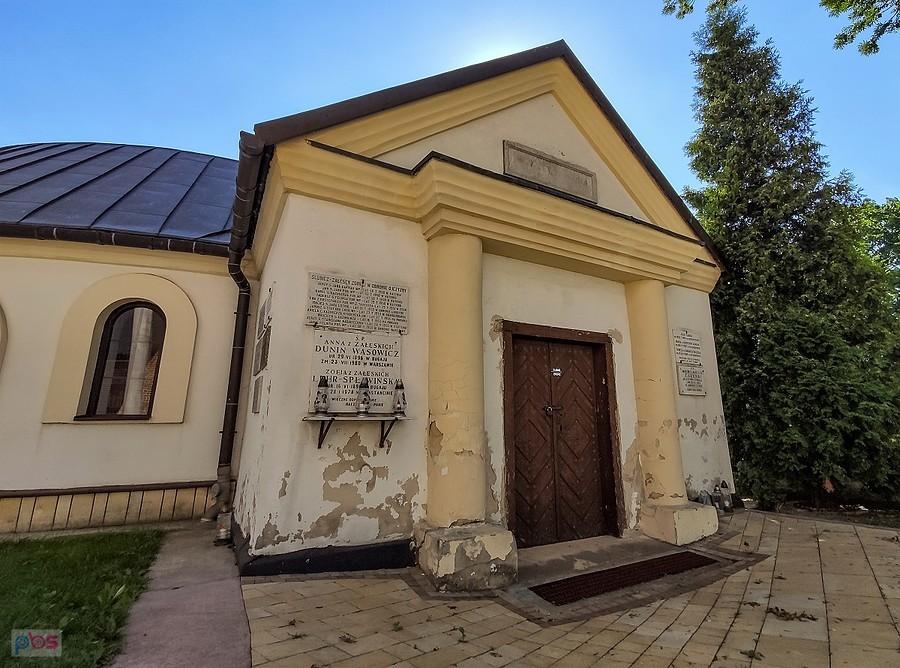 Ożarów - kaplica grobowa Karskich