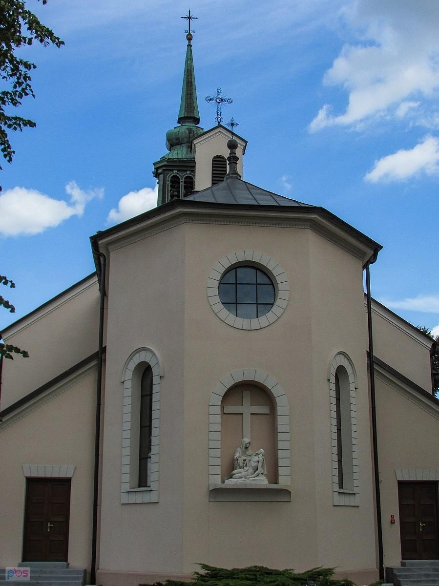 Ścianę prezbiterium zdobi rzeźba z przedstawieniem Piety
