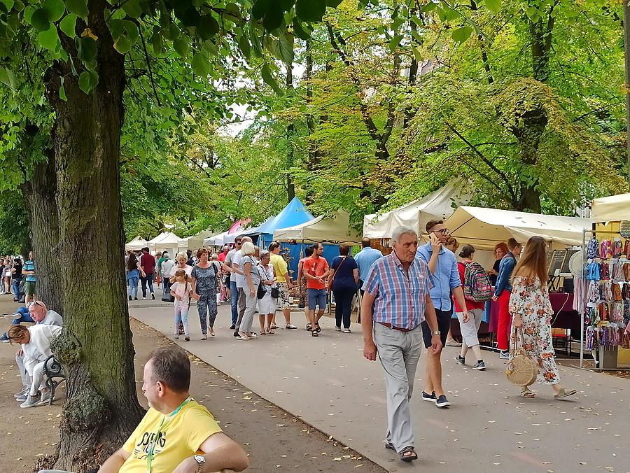 Na deptaku z licznymi straganami w czasie Żagle 2021.