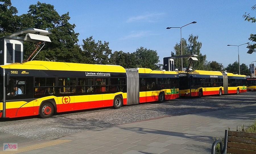 Autobusy ładują się przed kolejnym kursem po Warszawie- pętla Wilanów