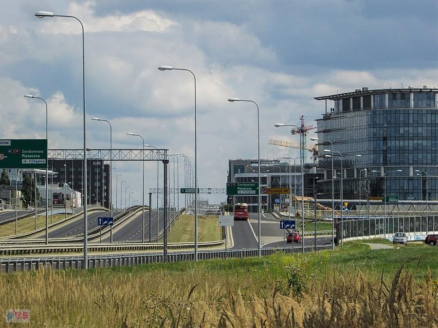Ulica Sasanki pnie się pod górę na wiadukt nad linią radomską