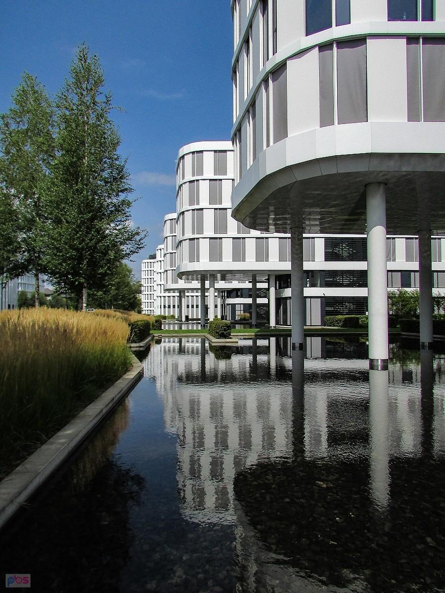 Biurowce Business Garden przeglądają się w sadzawkach