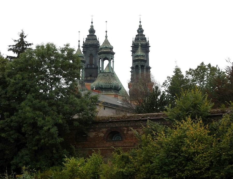 Zachmurzony wieże poznańskiej katedry