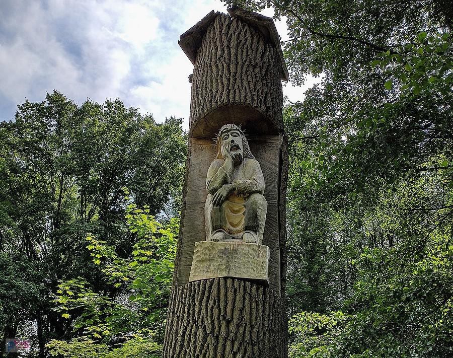 Chrystus Frasobliwy w parku pałacowym w Kozienicach