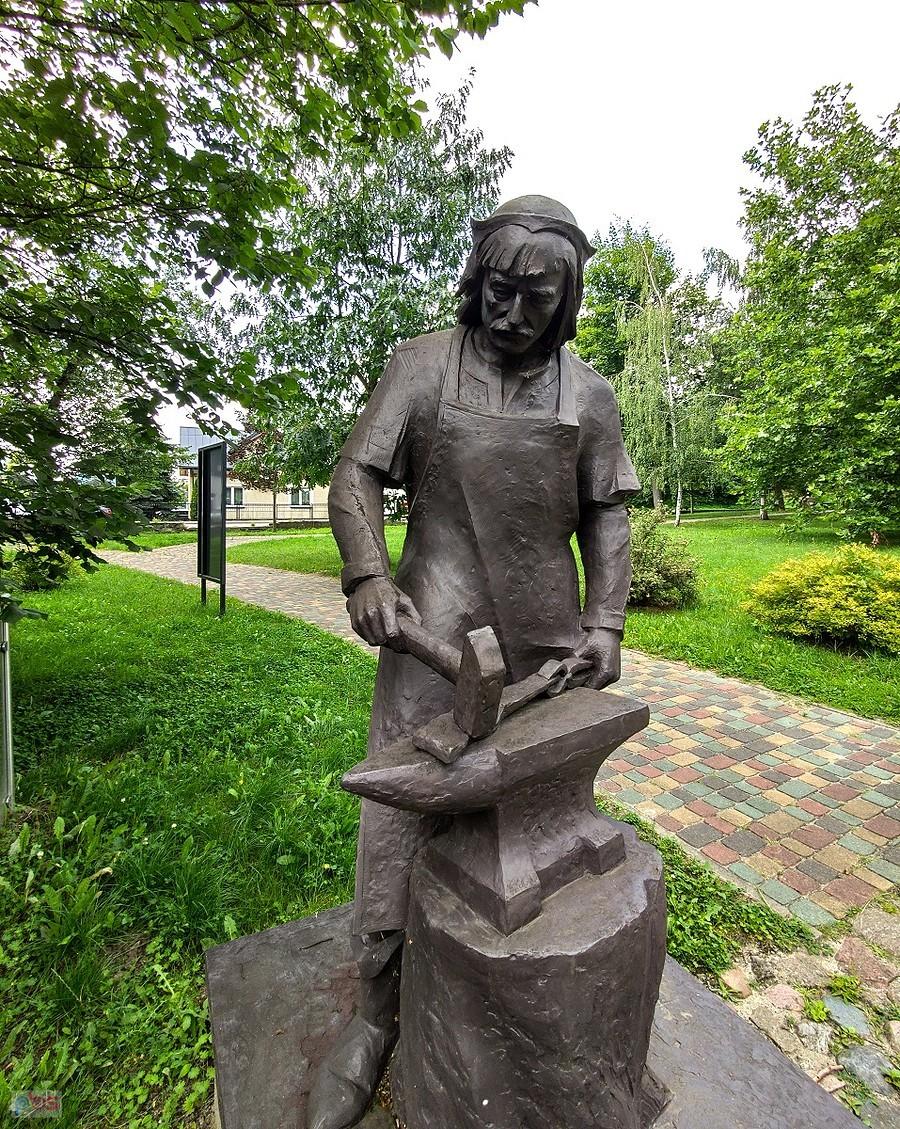 Kowal pracujący przy budowie mostu łyżwowego