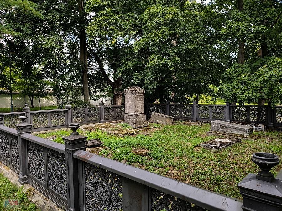 Kozienice, XIX-wieczny cmentarz rodziny Dehnów