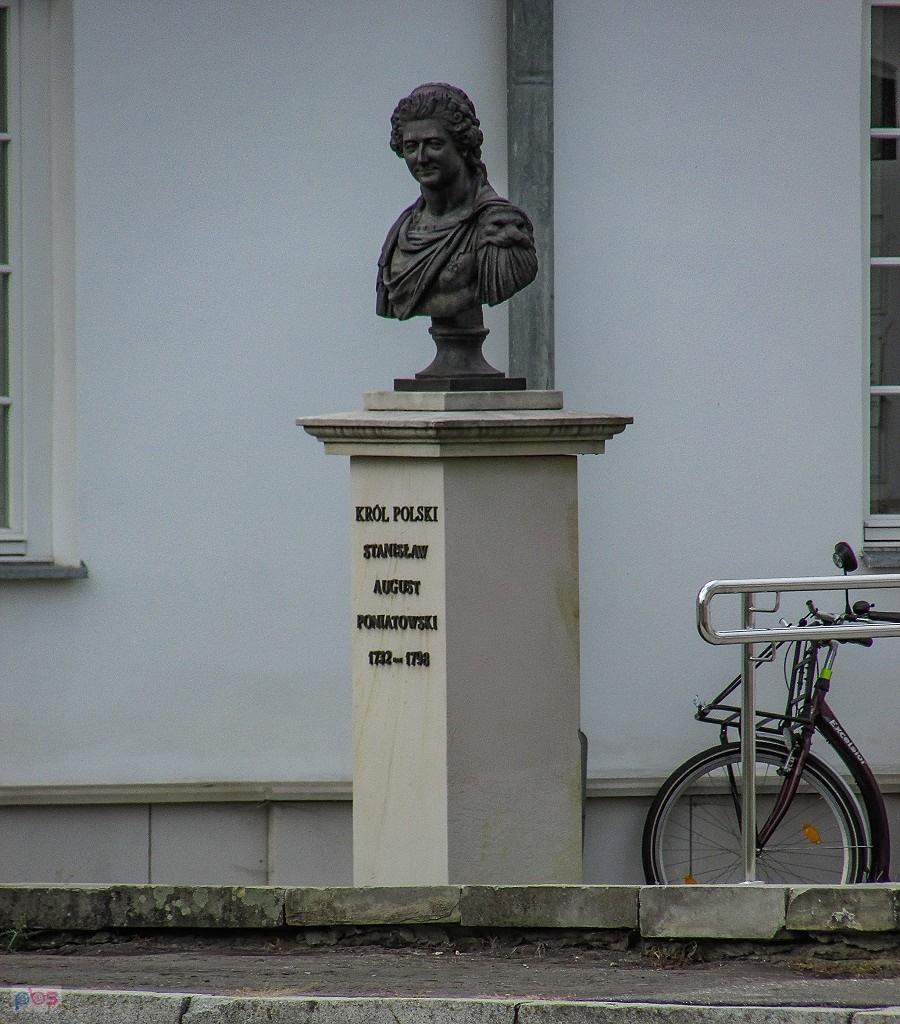 Przed wejście do muzeum popiersie pierwszego lokatora pałacu kozienickiego