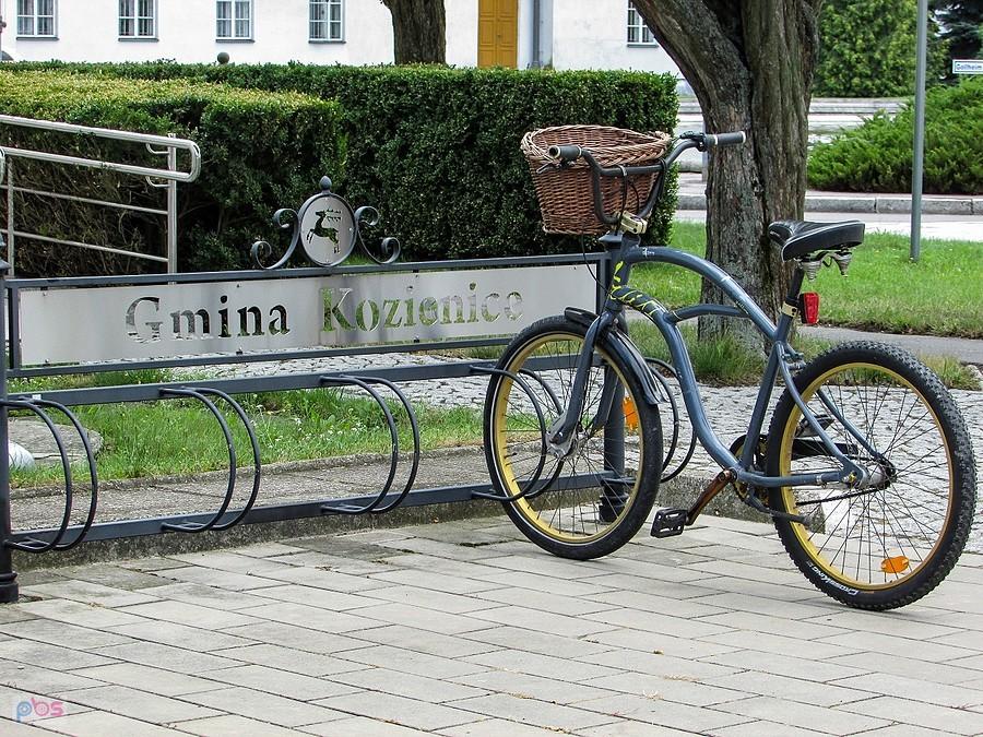 Kozienice - stojak na rowery przy pałacowym Urzędzie Miejskim