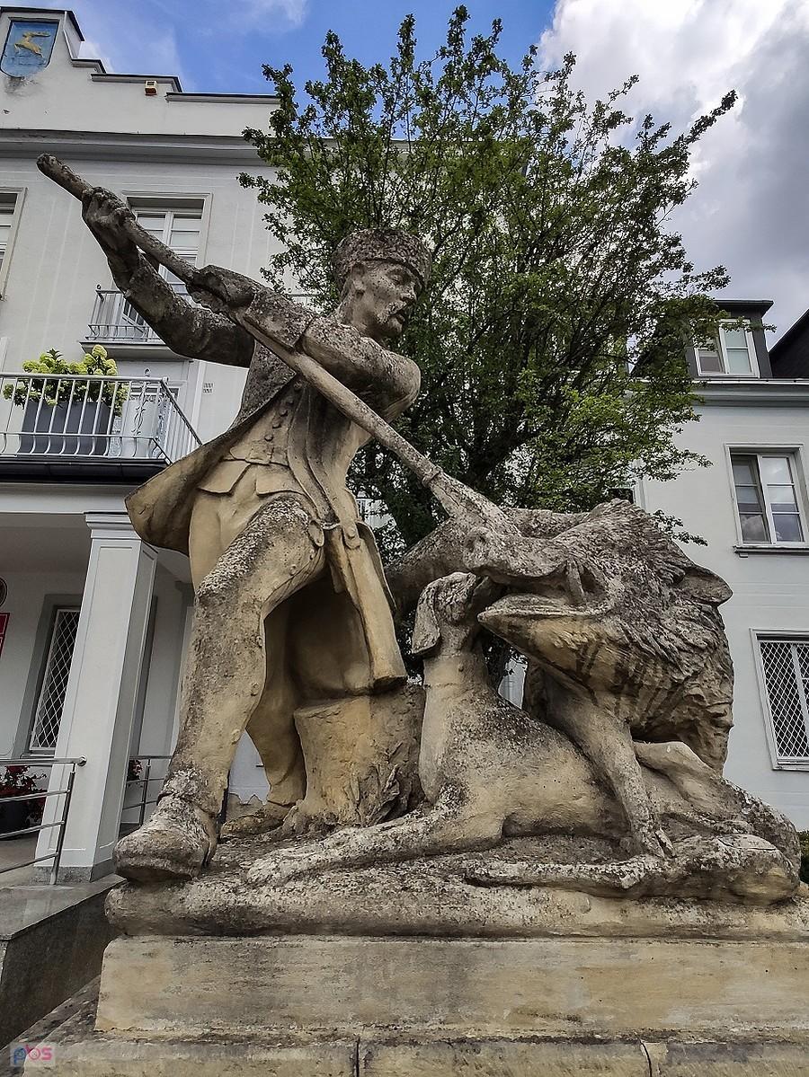 Kozienice - rzeźba sceny polowania na dzika
