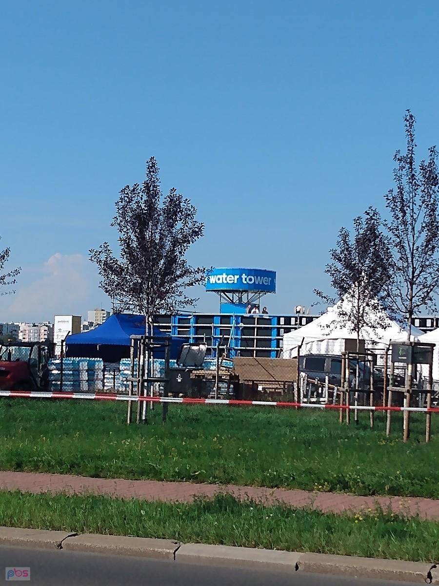 Na pewno idzie tu dużo młodzieży, wieczorem będą koncerty