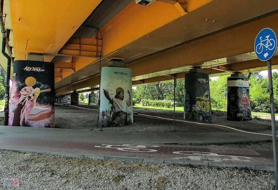Każdy filar ma swój mural