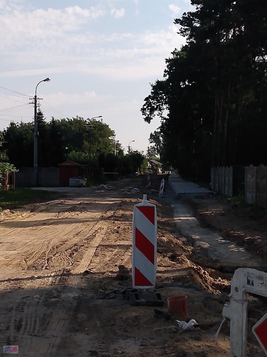 Tu też trwa remont drogi i budowa chodnika