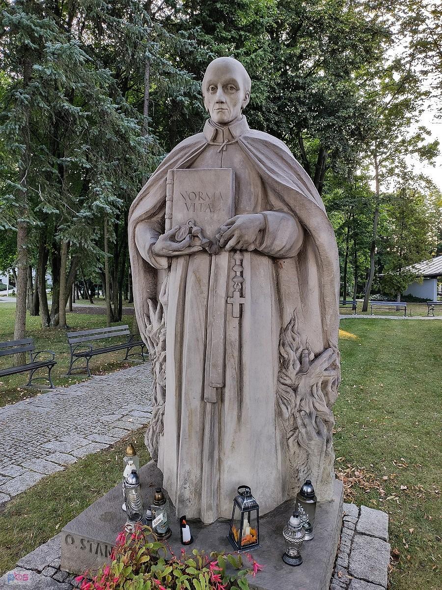 Marianki - przed kościołem ustawiona jest rzeźba ojca Stanisława Papczyńskiego