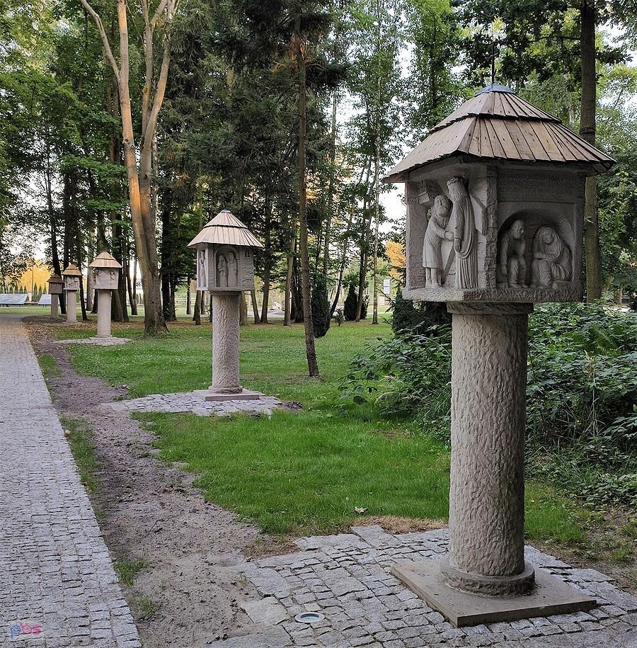 Wieczernik - wokół kościoła ustawione są stacje drogi krzyżowej