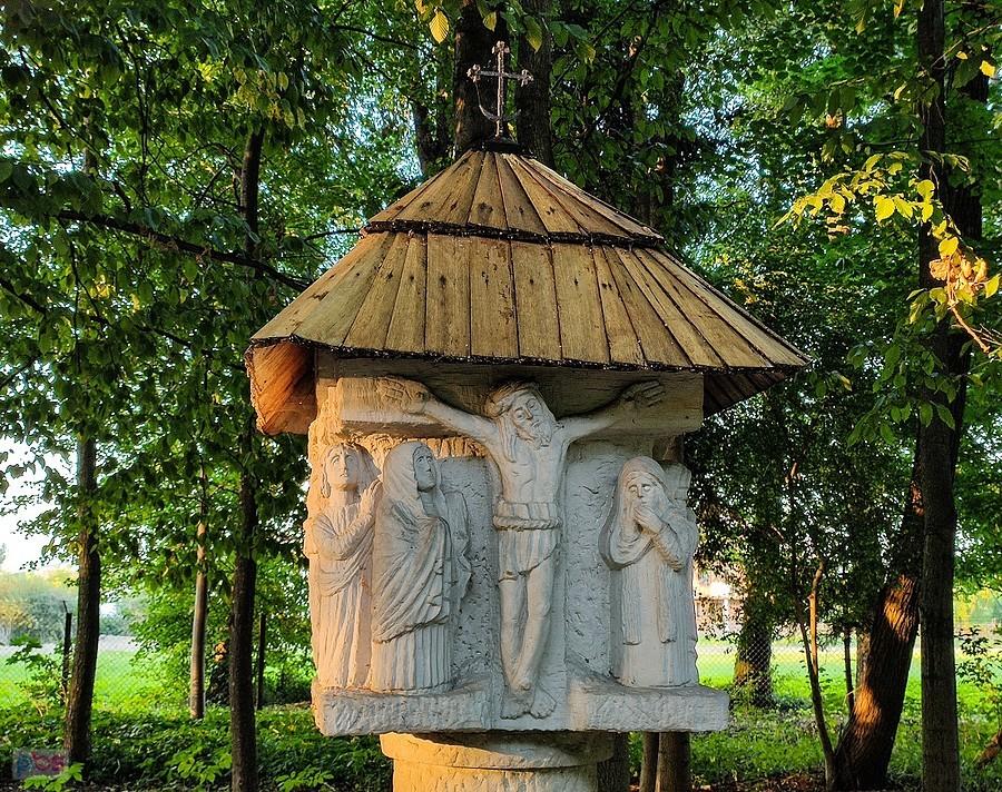 Wieczernik - stacje drogi krzyżowej wykonane są z piaskowca szydłowieckiego