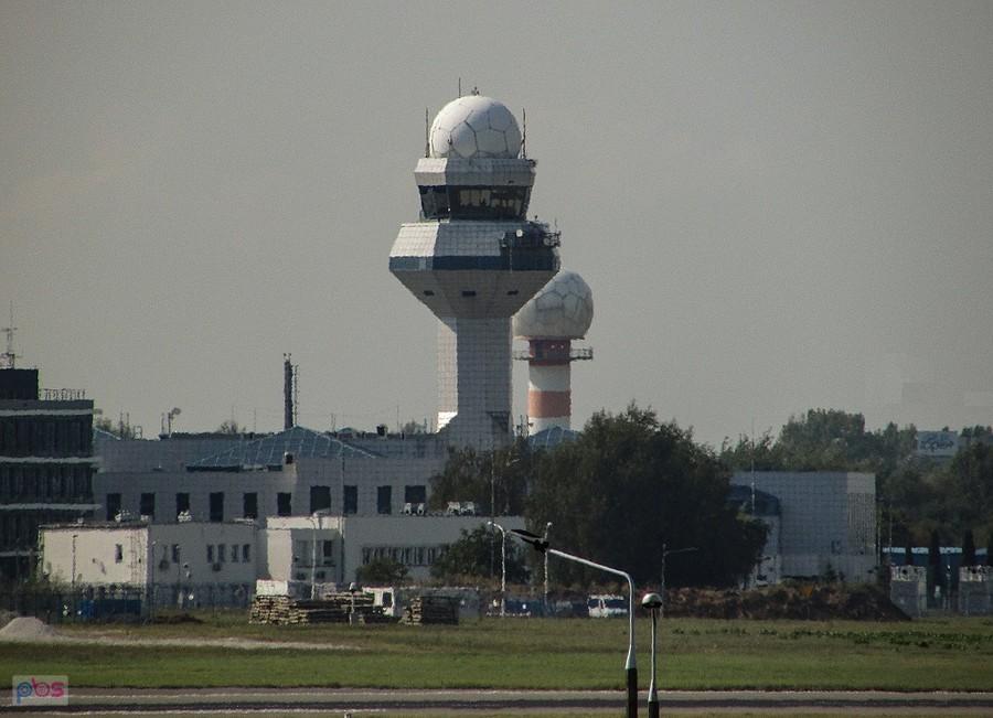 Dwie wieże lotniskowe