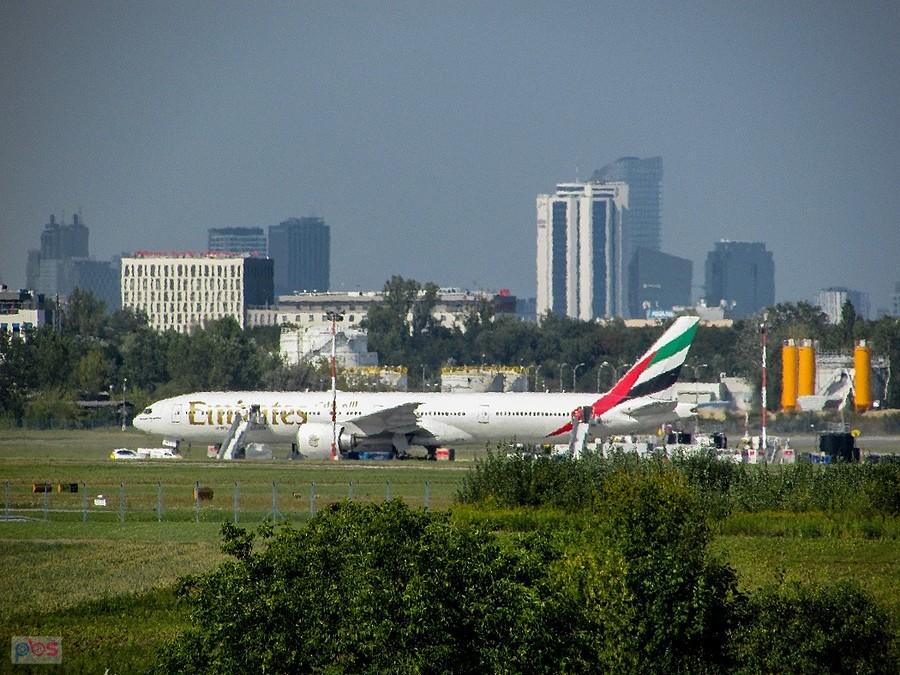 Rozładunek boeinga Emiratów