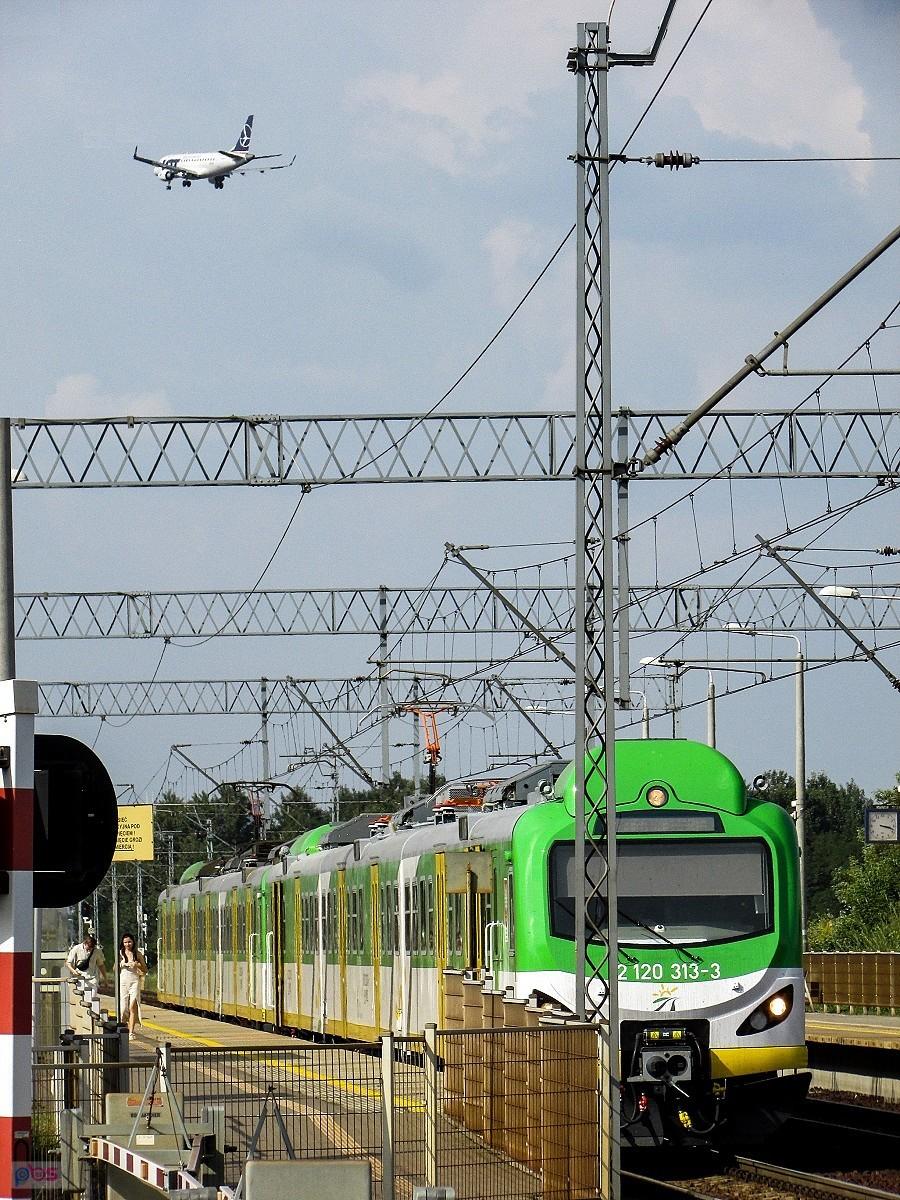 A nad pociągiem lądujący samolot