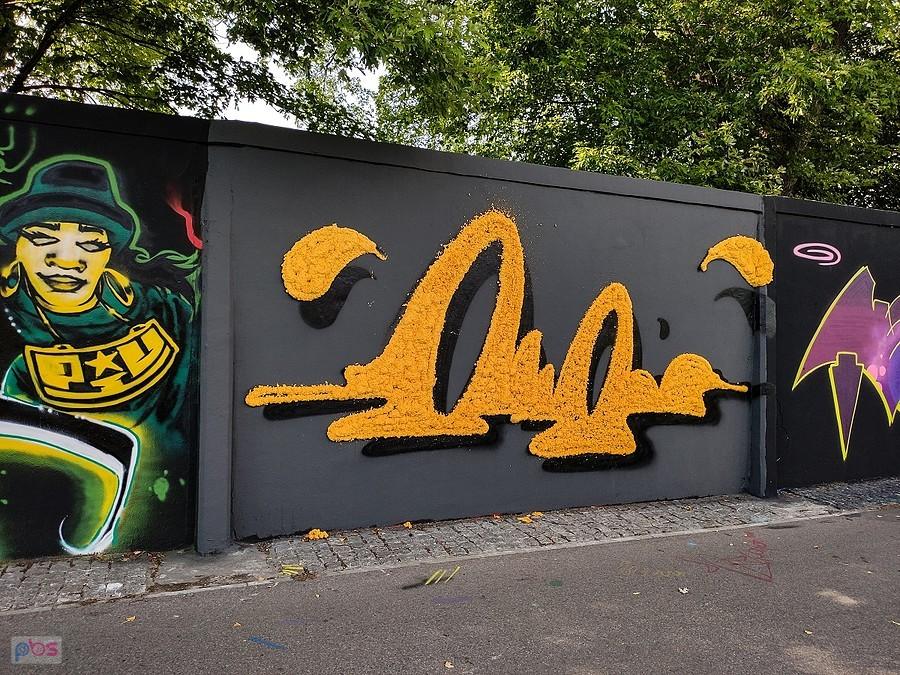 Nietypowy mural, a w zasadzie płaskorzeźba