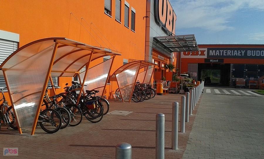 Parking rowerowy przed marketem budowlanym