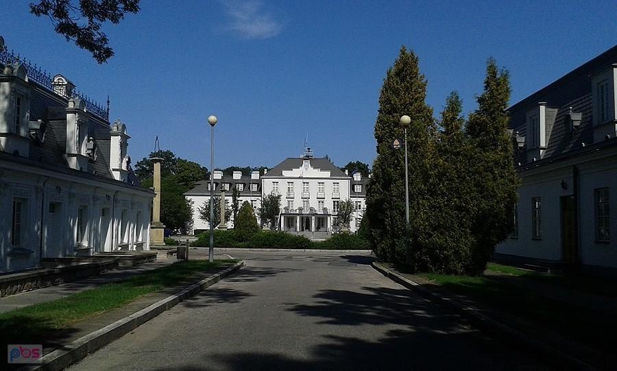 Wjazd na teren dawnego pałacu Stanisława Augusta w Kozienicach