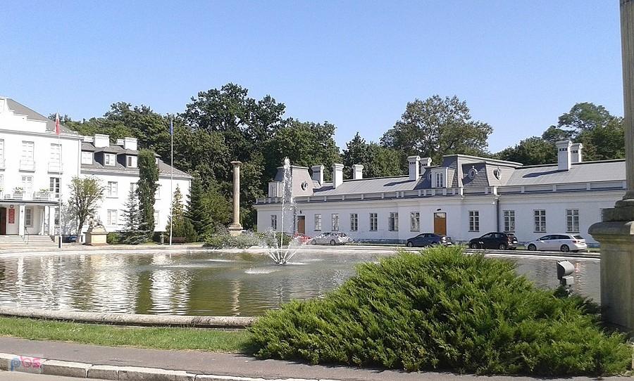 Po lewej część budynku płacowego (Urząd Miejski), jego lewe skrzydło ( Urząd Skarbowy) i fontanna na podjeździe.