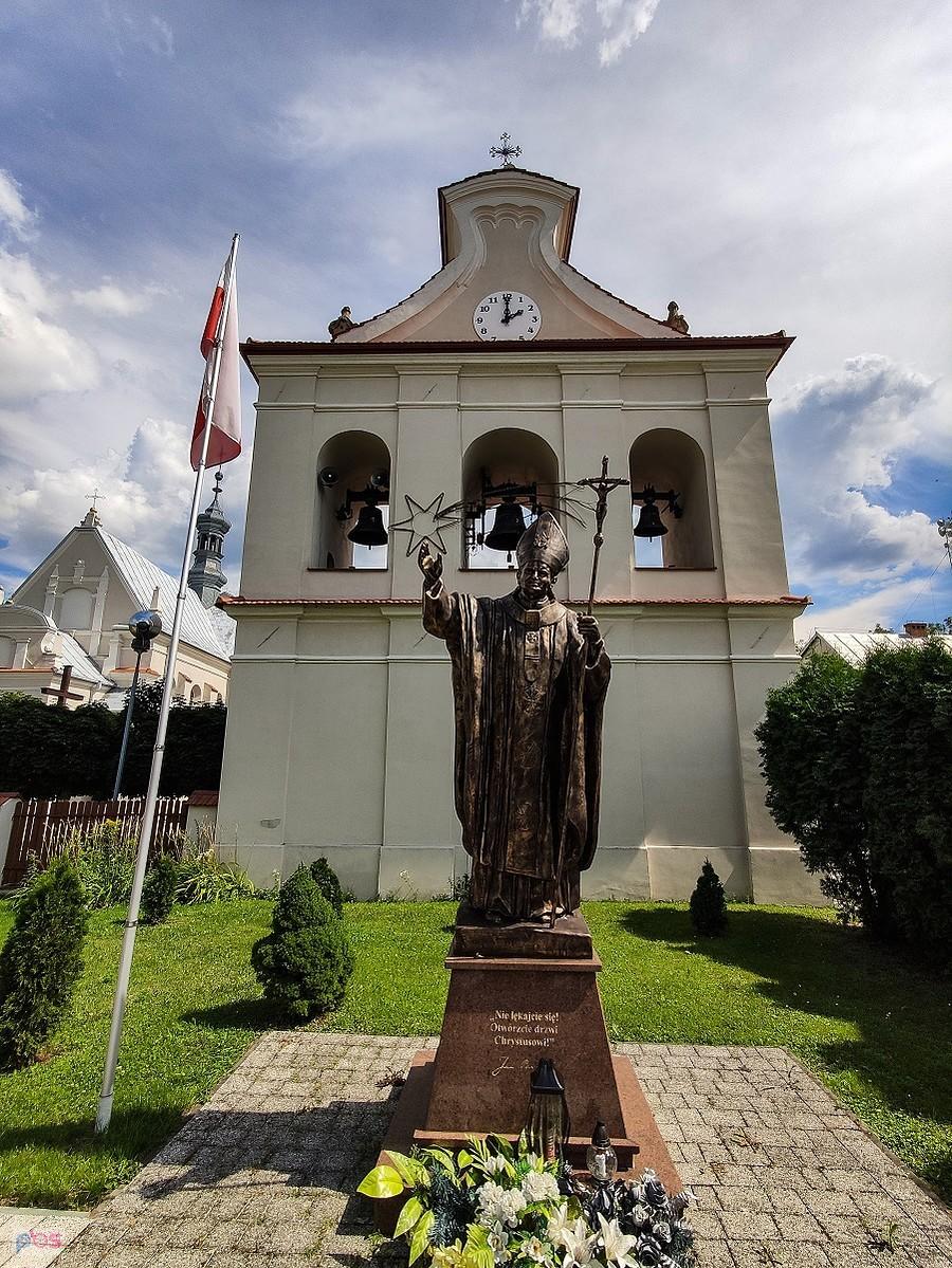 Solec nad Wisłą - dzwonnica i pomnik JPII