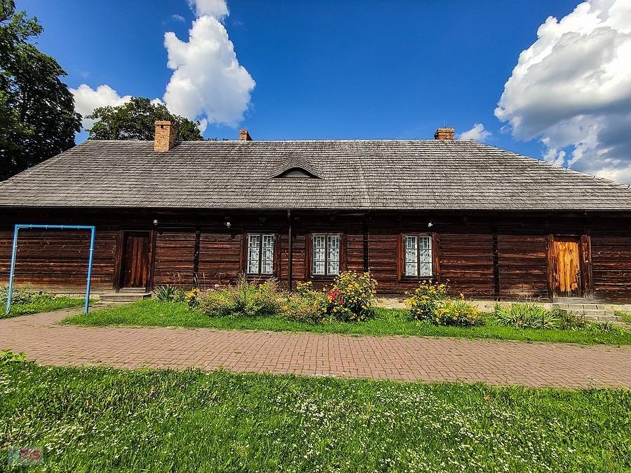 Do budowy komendarii użyto drewna modrzewiowego