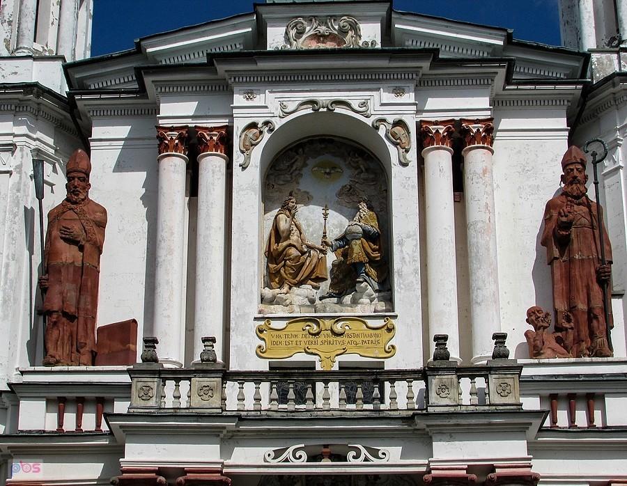 Tarłów - bogaty wystrój fasady kościoła