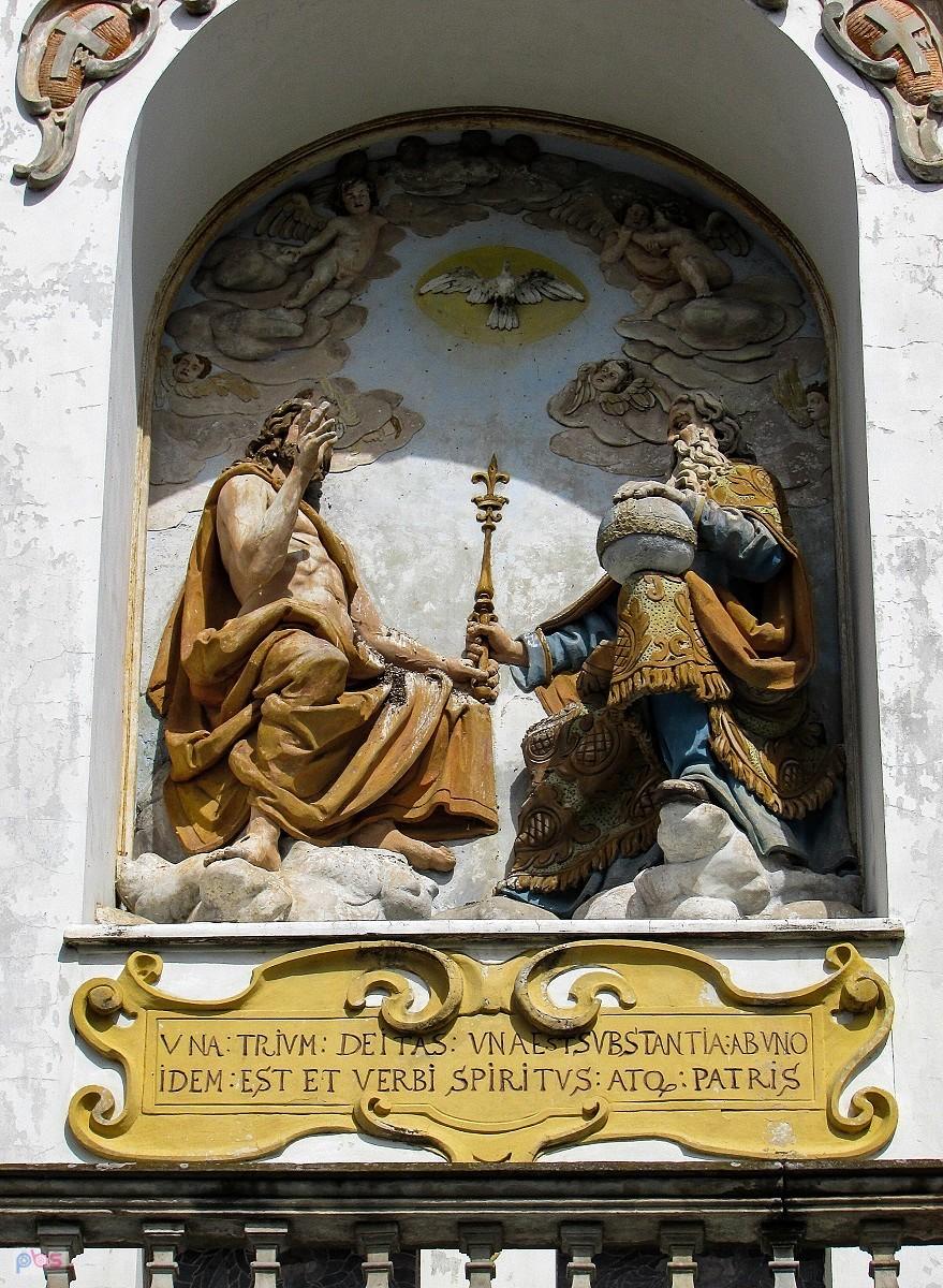 Tarłów - rzeźba Trójcy Świętej z fasady kościoła