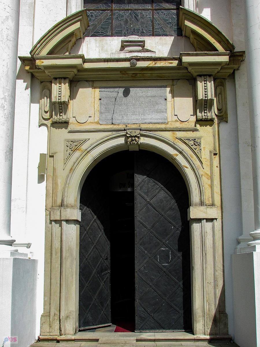 Tarłów - portal głównego wejścia